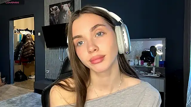 Veluxe online show from March 30, 3:02 pm