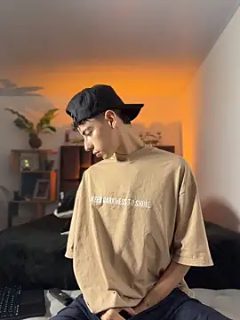 Snapshot of SebastianReed_ chatting on April 6, 4:46 am SebastianReed online show from April 6, 4:46 am