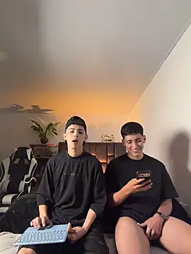 Snapshot of SebastianReed_ chatting on April 14, 5:02 am SebastianReed online show from April 14, 5:02 am