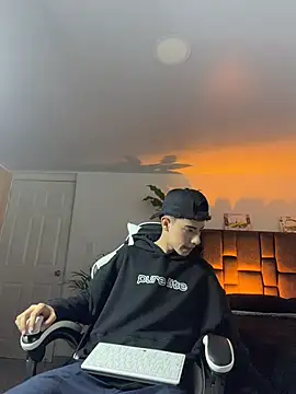 Snapshot of SebastianReed_ chatting on April 22, 3:53 am SebastianReed online show from April 22, 3:53 am