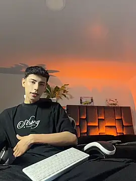 Snapshot of SebastianReed_ chatting on April 24, 5:10 am SebastianReed online show from April 24, 5:10 am