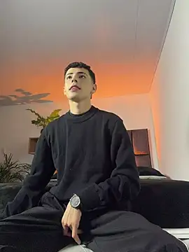 Snapshot of SebastianReed_ chatting on May 21, 2:40 am SebastianReed online show from May 21, 2:40 am