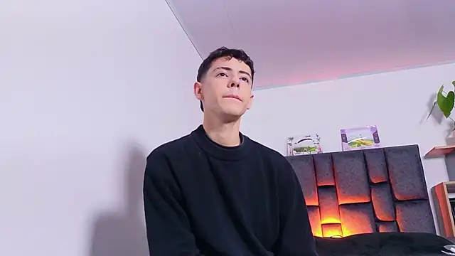 Snapshot of SebastianReed_ chatting on May 23, 5:23 am SebastianReed online show from May 23, 5:23 am