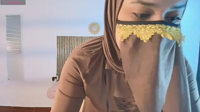 Snapshot of Aminaa_Kaarim chatting on May 8, 6:24 pm Aminaa Kaarim online show from May 8, 6:24 pm