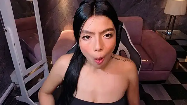 Snapshot of _Charlottee_b chatting on April 6, 7:59 pm Charlottee b online show from April 6, 7:59 pm