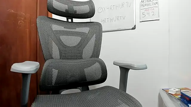 Snapshot of 4rthurTV chatting on June 6, 12:49 am 4rthurTV online show from June 6, 12:49 am