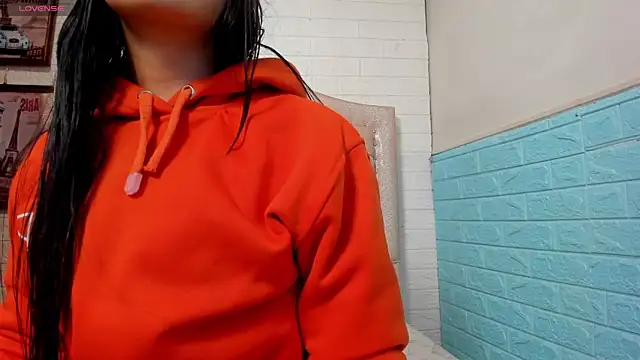 Snapshot of LITTLE-NESSA chatting on May 4, 12:34 pm LITTLE-NESSA online show from May 4, 12:34 pm