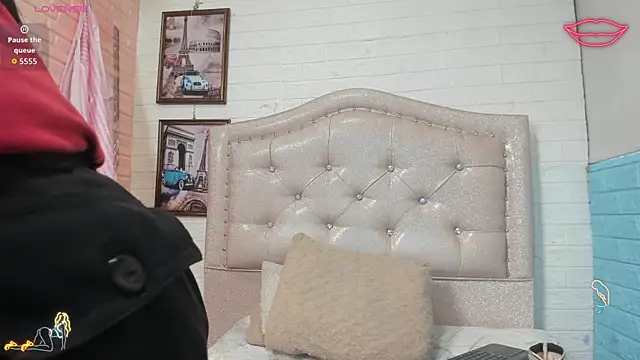 Snapshot of LITTLE-NESSA chatting on May 7, 1:05 pm LITTLE-NESSA online show from May 7, 1:05 pm