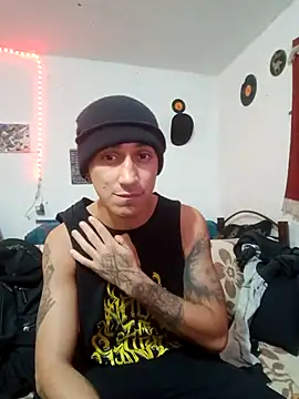 Snapshot of gsuszx chatting on April 28, 11:43 pm gsuszx online show from April 28, 11:43 pm