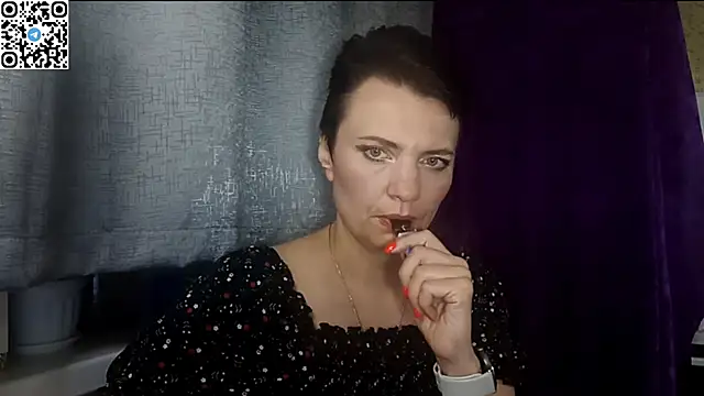 Snapshot of HotMamaQueen234 chatting on May 16, 7:45 pm HotMamaQueen234 online show from May 16, 7:45 pm