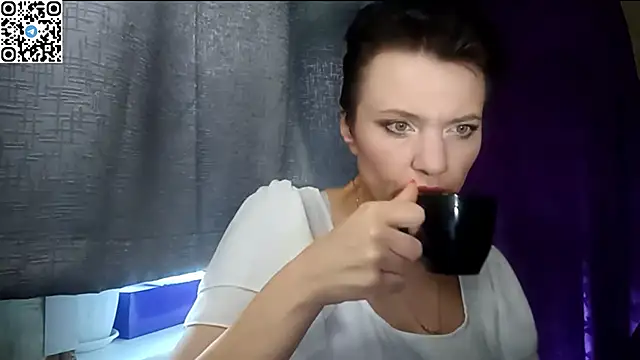 Snapshot of HotMamaQueen234 chatting on June 2, 10:39 am HotMamaQueen234 online show from June 2, 10:39 am