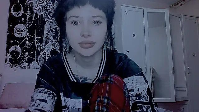 AllisonDeetz online show from April 22, 7:15 pm