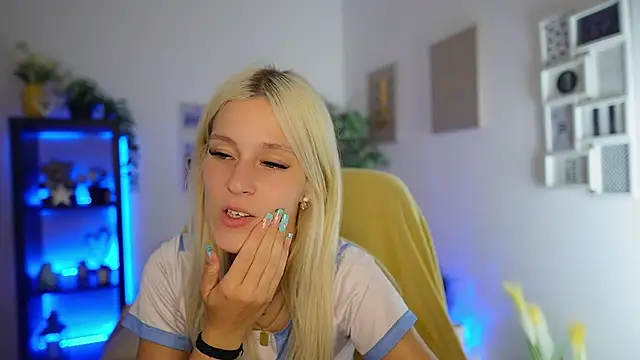 Snapshot of Luna_Grace18 chatting on August 3, 4:55 pm Luna Grace18 online show from August 3, 4:55 pm