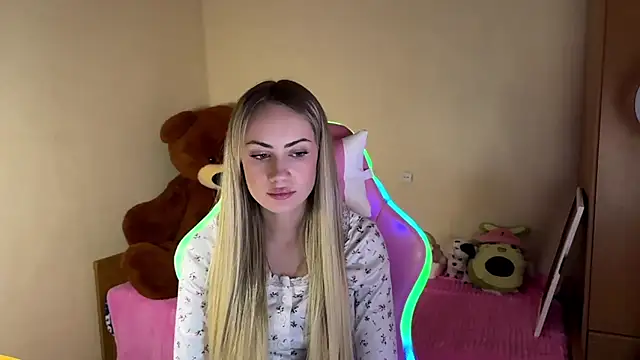 Snapshot of TiannaJedziniak chatting on March 21, 3:26 pm TiannaJedziniak online show from March 21, 3:26 pm