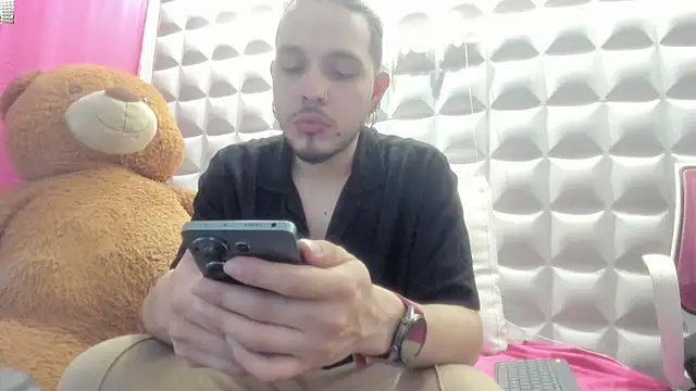Snapshot of Bry__ chatting on April 22, 3:35 pm Bry online show from April 22, 3:35 pm