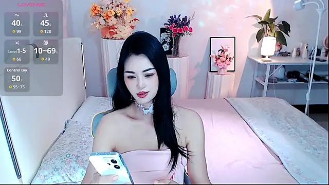 Snapshot of Evelyn-007 chatting on May 14, 2:24 pm Evelyn-007 online show from May 14, 2:24 pm
