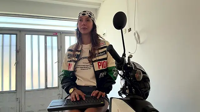Snapshot of Julieta_Jol chatting on June 1, 1:46 pm Julieta Jol online show from June 1, 1:46 pm
