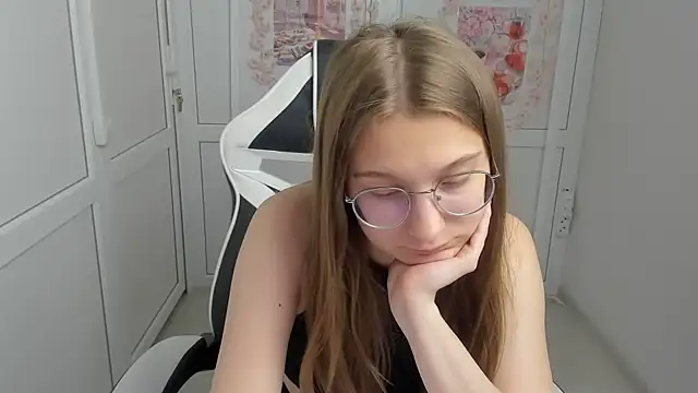 Snapshot of Mia_kristal chatting on June 15, 8:05 am Mia kristal online show from June 15, 8:05 am