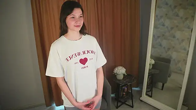 LaraeLubeck online show from March 18, 10:18 am