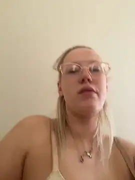 LeniMaria online show from April 21, 5:17 pm