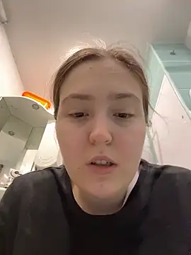 Snapshot of charmingggirl chatting on April 7, 7:53 am charmingggirl online show from April 7, 7:53 am