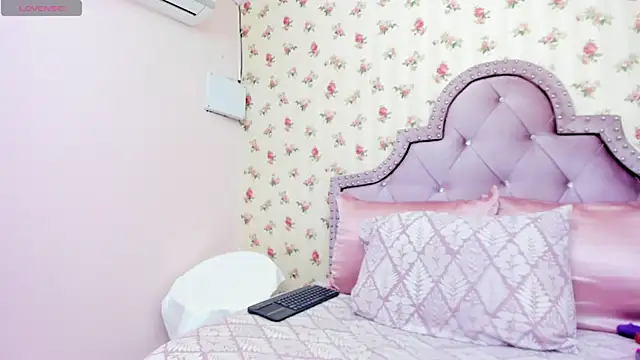Snapshot of crystal_watson0 chatting on June 30, 3:46 pm crystal watson0 online show from June 30, 3:46 pm