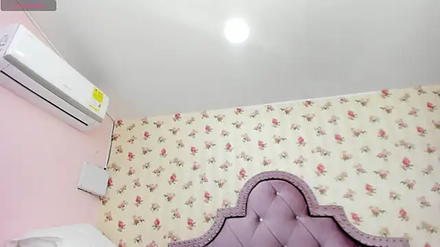 Snapshot of crystal_watson0 chatting on July 22, 1:14 pm crystal watson0 online show from July 22, 1:14 pm
