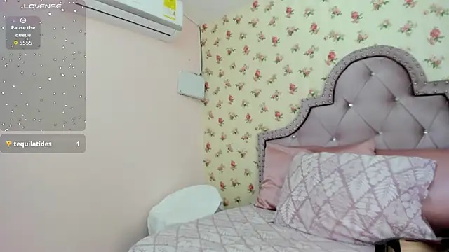 Snapshot of crystal_watson0 chatting on August 3, 7:39 pm crystal watson0 online show from August 3, 7:39 pm