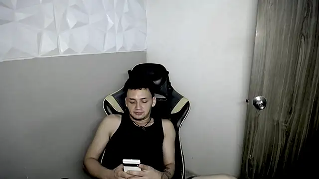 Snapshot of Mathias_twinkk chatting on April 15, 4:30 am Mathias twinkk online show from April 15, 4:30 am