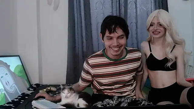 Snapshot of Fantasy-Dreams chatting on May 12, 10:29 pm Fantasy-Dreams online show from May 12, 10:29 pm