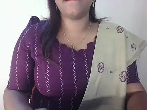 Snapshot of Lucky_Meenu chatting on April 22, 4:37 am Lucky Meenu online show from April 22, 4:37 am