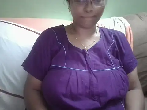 Snapshot of Lucky_Meenu chatting on April 24, 4:37 am Lucky Meenu online show from April 24, 4:37 am
