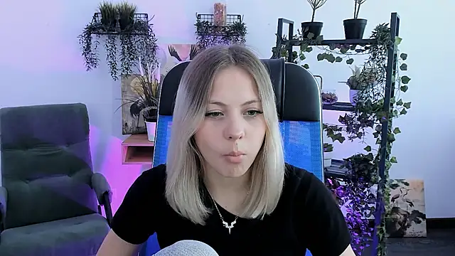 Snapshot of BlossomVibe chatting on March 20, 7:57 am BlossomVibe online show from March 20, 7:57 am