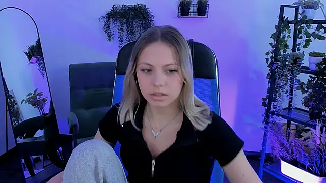 Snapshot of BlossomVibe chatting on April 1, 10:27 am BlossomVibe online show from April 1, 10:27 am