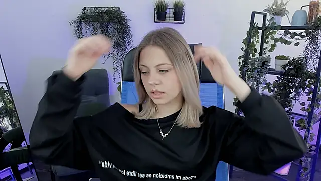 Snapshot of BlossomVibe chatting on April 8, 7:41 am BlossomVibe online show from April 8, 7:41 am