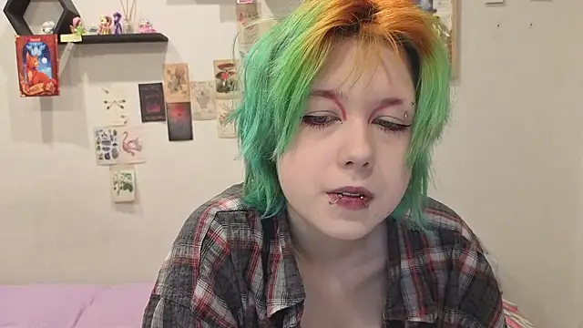 Snapshot of LittleKittenStar chatting on May 31, 6:09 pm LittleKittenStar online show from May 31, 6:09 pm