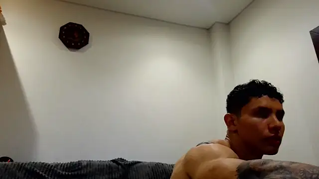 Snapshot of JAYCAM_ chatting on May 2, 1:32 am JAYCAM online show from May 2, 1:32 am