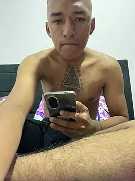 Snapshot of juliancito222 chatting on May 3, 12:49 am juliancito222 online show from May 3, 12:49 am
