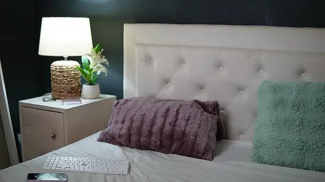 Snapshot of DaliaParis chatting on May 5, 8:17 pm DaliaParis online show from May 5, 8:17 pm