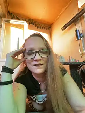 Snapshot of LizzieZ1975 chatting on May 22, 6:46 pm LizzieZ1975 online show from May 22, 6:46 pm
