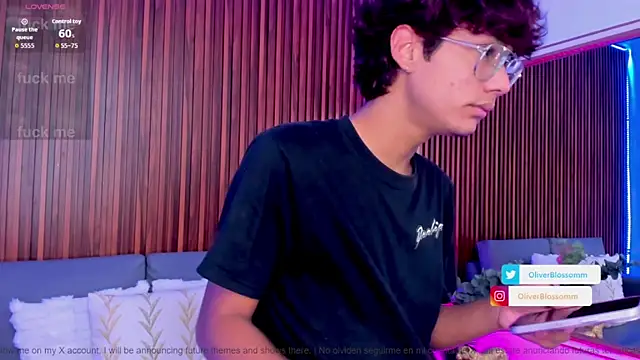 Snapshot of Oliver20__ chatting on June 9, 2:56 am Oliver20 online show from June 9, 2:56 am