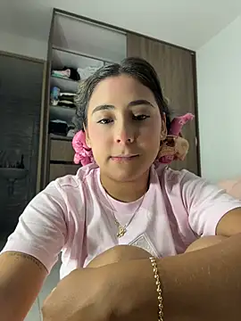 Snapshot of MelodyRey__ chatting on June 27, 1:43 am MelodyRey online show from June 27, 1:43 am