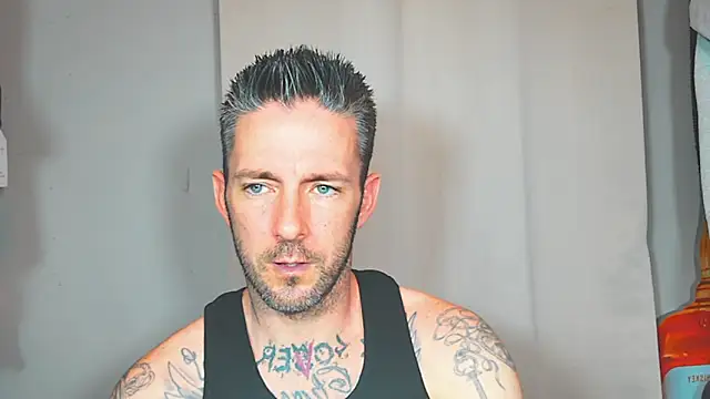 Snapshot of SkylarrGrey chatting on May 12, 5:37 am SkylarrGrey online show from May 12, 5:37 am