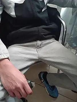 Snapshot of Skinboy06 chatting on March 26, 9:59 am Skinboy06 online show from March 26, 9:59 am