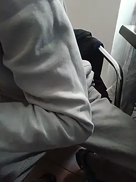 Snapshot of Skinboy06 chatting on March 31, 10:48 am Skinboy06 online show from March 31, 10:48 am