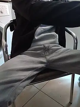 Snapshot of Skinboy06 chatting on April 1, 3:42 pm Skinboy06 online show from April 1, 3:42 pm