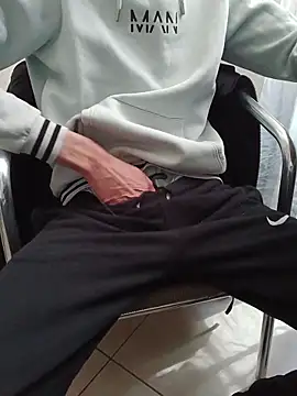 Snapshot of Skinboy06 chatting on April 2, 10:35 am Skinboy06 online show from April 2, 10:35 am