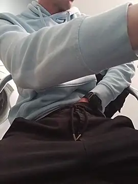 Snapshot of Skinboy06 chatting on April 6, 8:59 am Skinboy06 online show from April 6, 8:59 am