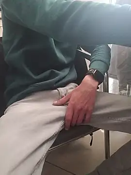 Snapshot of Skinboy06 chatting on April 10, 10:20 am Skinboy06 online show from April 10, 10:20 am