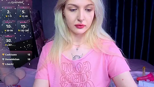 Snapshot of BlondieSummer chatting on July 21, 8:00 pm BlondieSummer online show from July 21, 8:00 pm